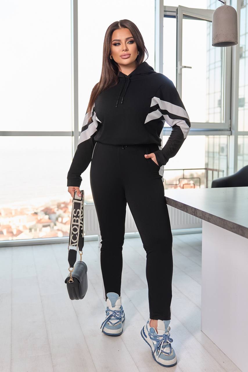 ‼️НОВИЙ РОЗПРОДАЖ ‼️ 
Костюм -двійка 
Тканина : основа -двонитка , вставка - дайвінг 
Спортивний костюм з цікавим кроєм , на рукавах , грудях та штанах вставка; кофта вільного крою , глибокий капюшон на канаті , на рукавах манжети з основної тканини ; штани на резинці , талія фіксується канатом , низ штани рівний ( без резинки , без манжетів)