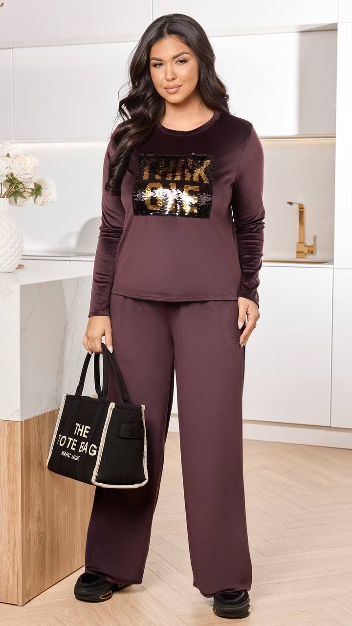 Тканина костюма  : велюр  ( гарна розтяжність )
Довжина жилетки : 70 см .
Довжина кофти : 62 см.
Довжина рукава : 62 см. ( від горловини )
Довжина штанів : 112 см 
Стильний костюм , штани кілоти , з високою посадкою , бічні кишені , пояс на гумці . Кофта прямого покрою , якісна нашивка з паєтки .