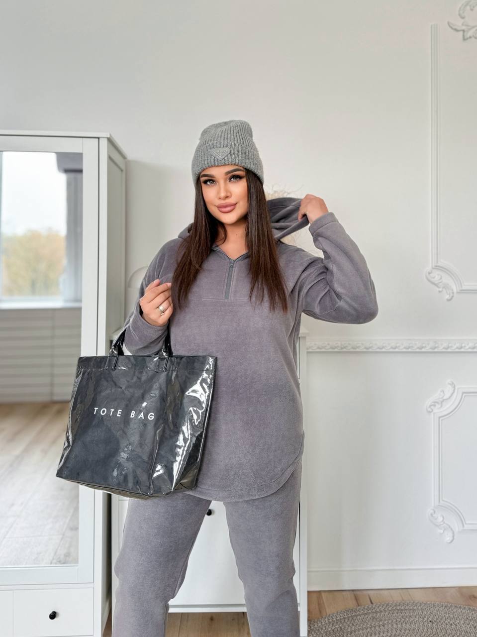 Костюм 
Тканина фліс полар
сірий 48-50,52-54,56-58
чорний 48-50,52-54,56-58
смарагд 48-50
капучіно 48-50,52-54