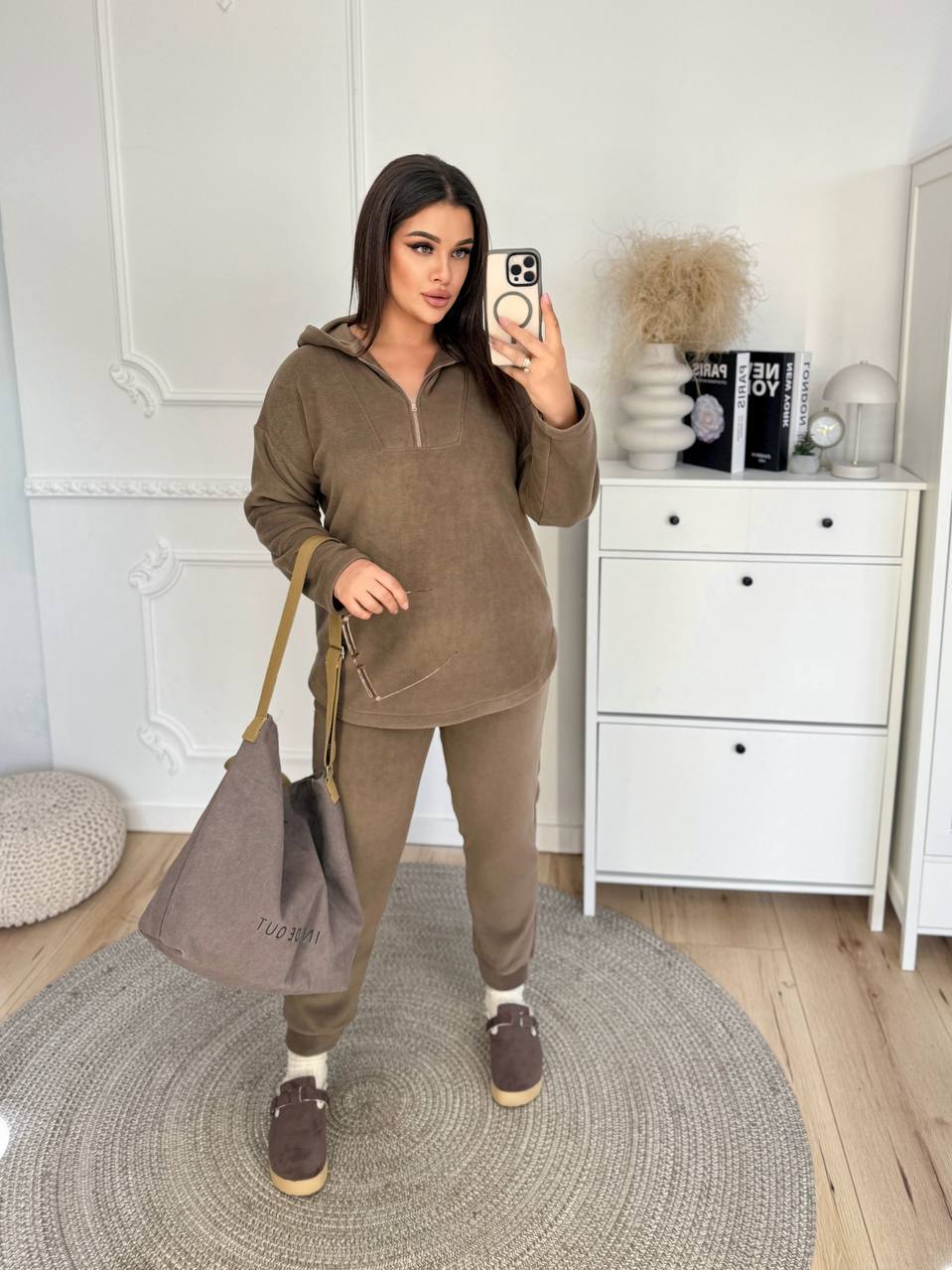 Костюм 
Тканина фліс полар
сірий 48-50,52-54,56-58
чорний 48-50,52-54,56-58
смарагд 48-50
капучіно 48-50,52-54