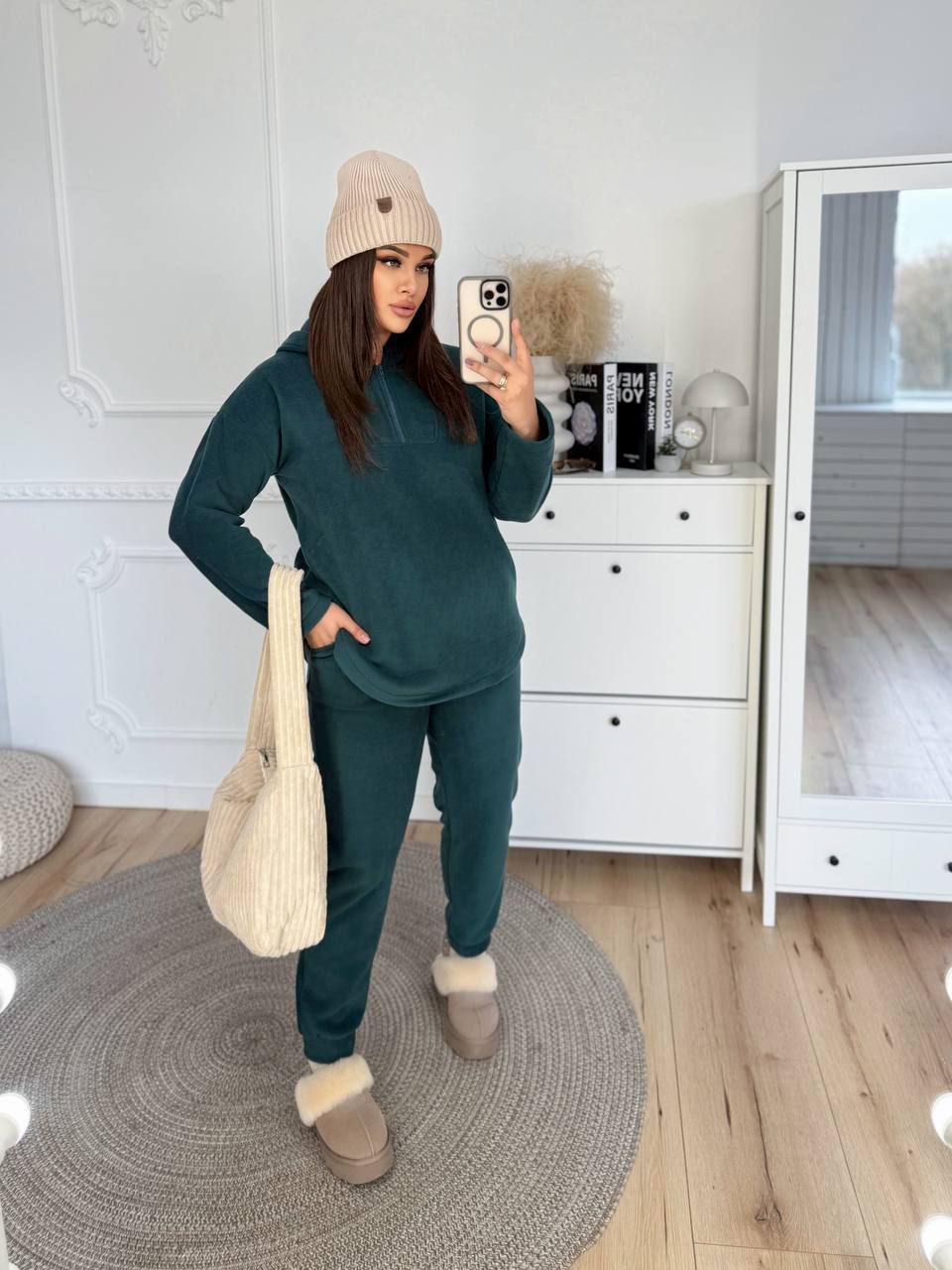 Костюм 
Тканина фліс полар
сірий 48-50,52-54,56-58
чорний 48-50,52-54,56-58
смарагд 48-50
капучіно 48-50,52-54