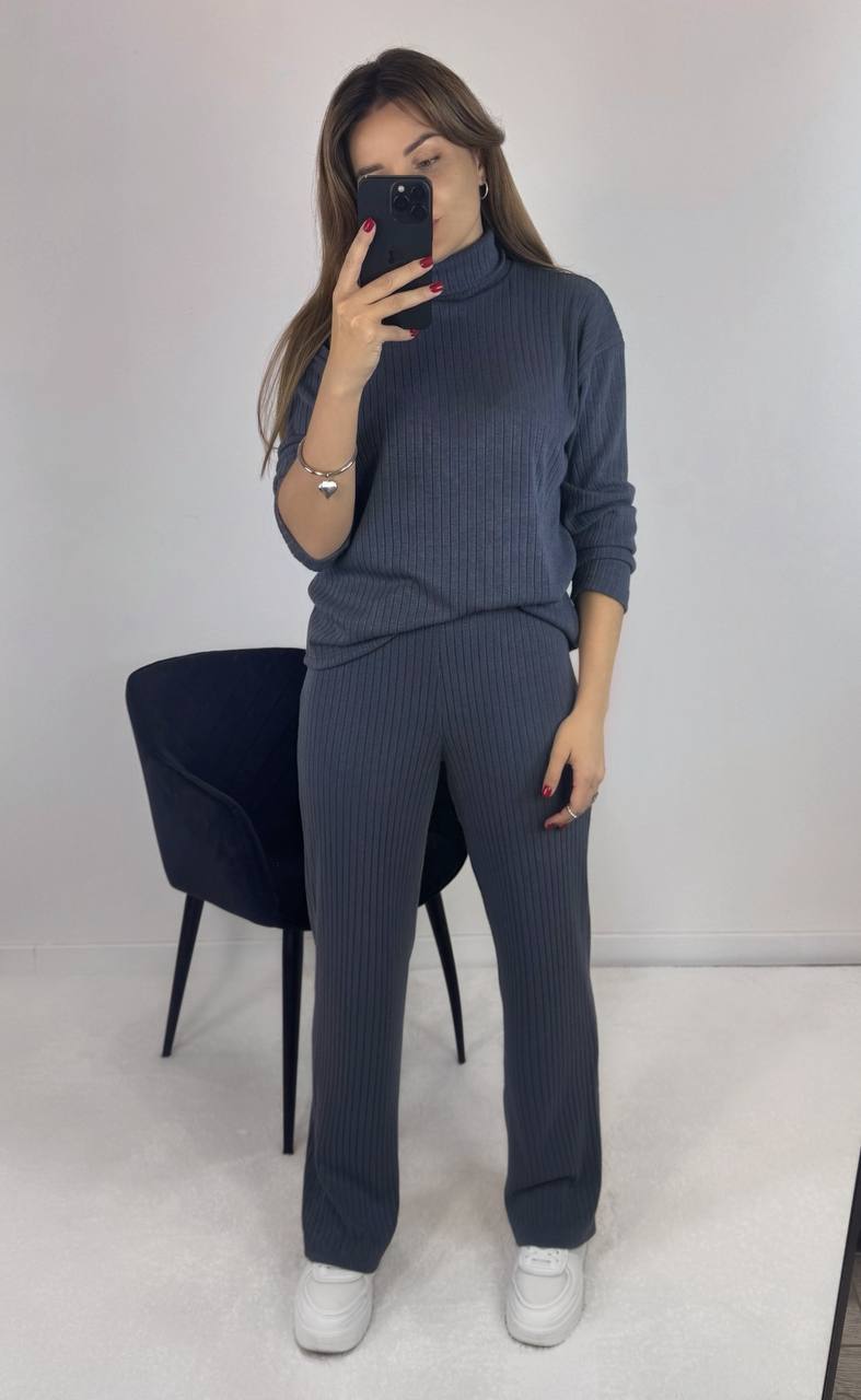 Костюм 
Тканина ангора трикотаж вязка
Костюм штани вільного крою, талія на резинці. Кофта вільного крою, горловина хомут. Тканина дуже тягнеться, приємна до тіла, дуже тепла
