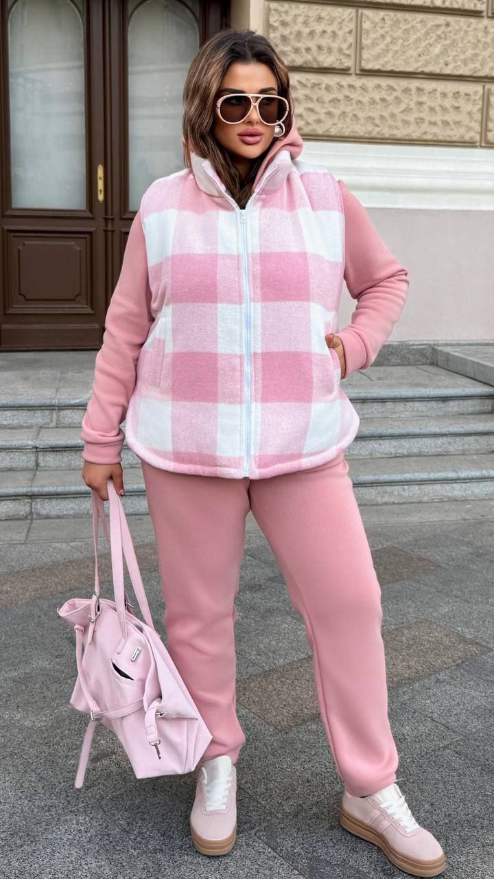 Розпродаж Костюм трійка
Тканина жилета  : щільний кашемір  , шовковиста підкладка , синтепон 150 
Тканина костюма : тринитка на флісі   ( гарна розтяжність )
Довжина жилета  : 70 см .
Довжина худі : 70 см.
Довжина рукава : 65 см. 
Довжина штанів : 106 см 
Осінній утеплений костюм трійка - жилет + худі + штани . Жилет  на блискавці , комір стійка  , з кишенями . Худі на манжеті , з капюшоном , кишеня кенгуру . Штани з високою посадкою на гумці , з бічними кишенями , низ на манжеті .