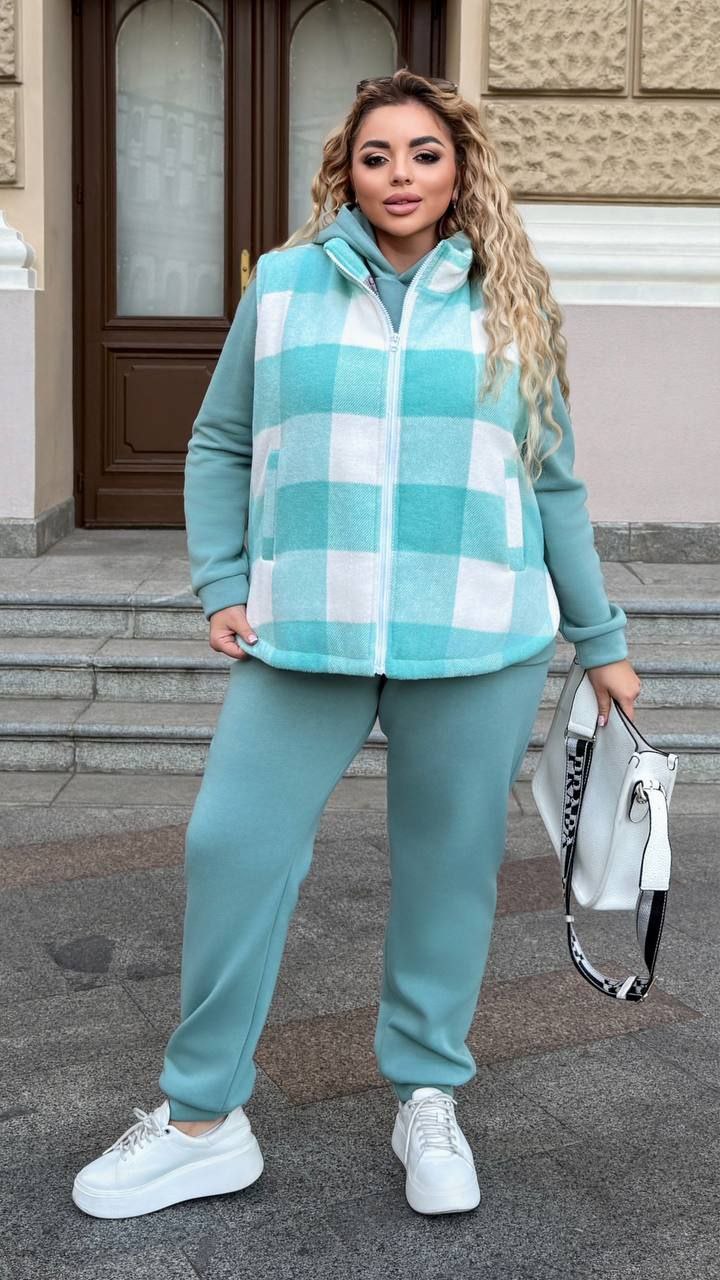 Костюм трійка
Тканина жилета  : щільний кашемір  , шовковиста підкладка , синтепон 150 
Тканина костюма : тринитка на флісі   ( гарна розтяжність )
Довжина жилета  : 70 см .
Довжина худі : 70 см.
Довжина рукава : 65 см. 
Довжина штанів : 106 см 
Осінній утеплений костюм трійка - жилет + худі + штани . Жилет  на блискавці , комір стійка  , з кишенями . Худі на манжеті , з капюшоном , кишеня кенгуру . Штани з високою посадкою на гумці , з бічними кишенями , низ на манжеті .