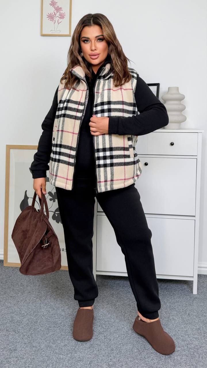 Костюм трійка
Тканина жилета  : щільний кашемір  , шовковиста підкладка , синтепон 150 
Тканина костюма : тринитка на флісі   ( гарна розтяжність )
Довжина жилета  : 70 см .
Довжина худі : 70 см.
Довжина рукава : 65 см. 
Довжина штанів : 106 см 
Осінній утеплений костюм трійка - жилет + худі + штани . Жилет  на блискавці , комір стійка  , з кишенями . Худі на манжеті , з капюшоном , кишеня кенгуру . Штани з високою посадкою на гумці , з бічними кишенями , низ на манжеті .