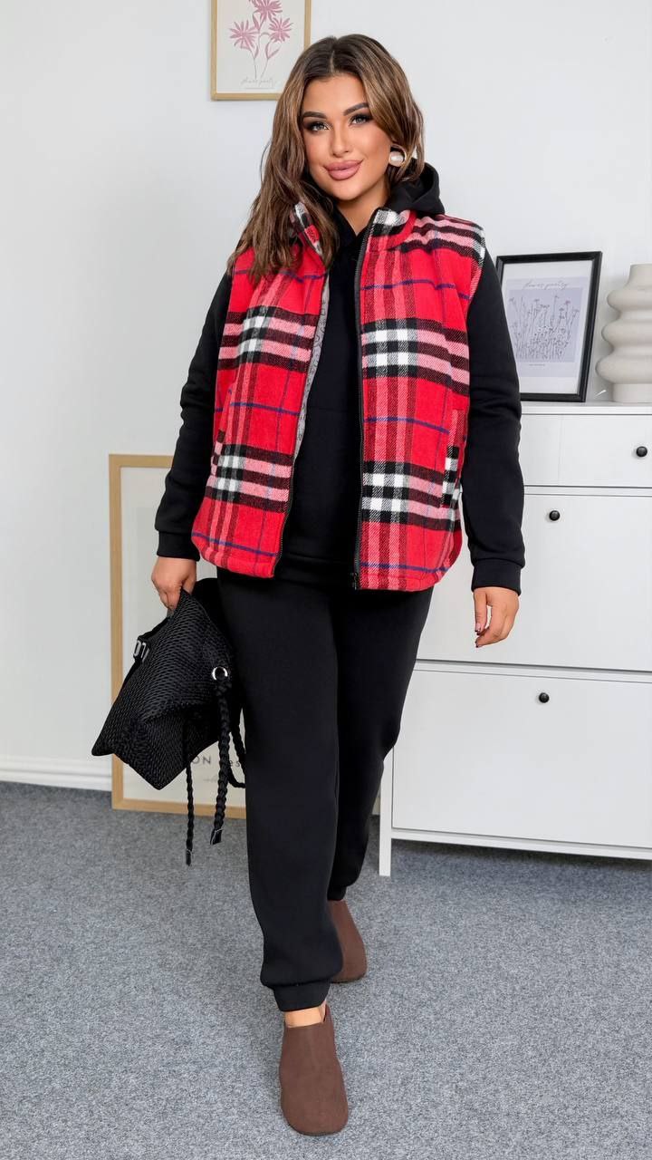 Костюм трійка
Тканина жилета  : щільний кашемір  , шовковиста підкладка , синтепон 150 
Тканина костюма : тринитка на флісі   ( гарна розтяжність )
Довжина жилета  : 70 см .
Довжина худі : 70 см.
Довжина рукава : 65 см. 
Довжина штанів : 106 см 
Осінній утеплений костюм трійка - жилет + худі + штани . Жилет  на блискавці , комір стійка  , з кишенями . Худі на манжеті , з капюшоном , кишеня кенгуру . Штани з високою посадкою на гумці , з бічними кишенями , низ на манжеті .