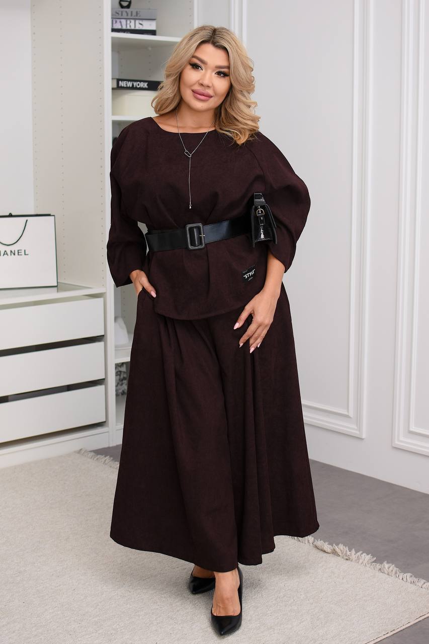Стильний костюм
▪️Тканина: вельвет
Пояс  окремо ціна 40 грн
Костюм складається з двох предметів – вільного верху та широких штанів. Верх: це простора туніка із прямим кроєм та рукавами 3/4. Вона доповнена чорним ременем на талії з широкою пряжкою, що підкреслює силует і створює баланс між об'ємним верхом та фігурою.
Штани-кюлоти з високою посадкою та дуже широкими штанинами, які створюють ефект спідниці.