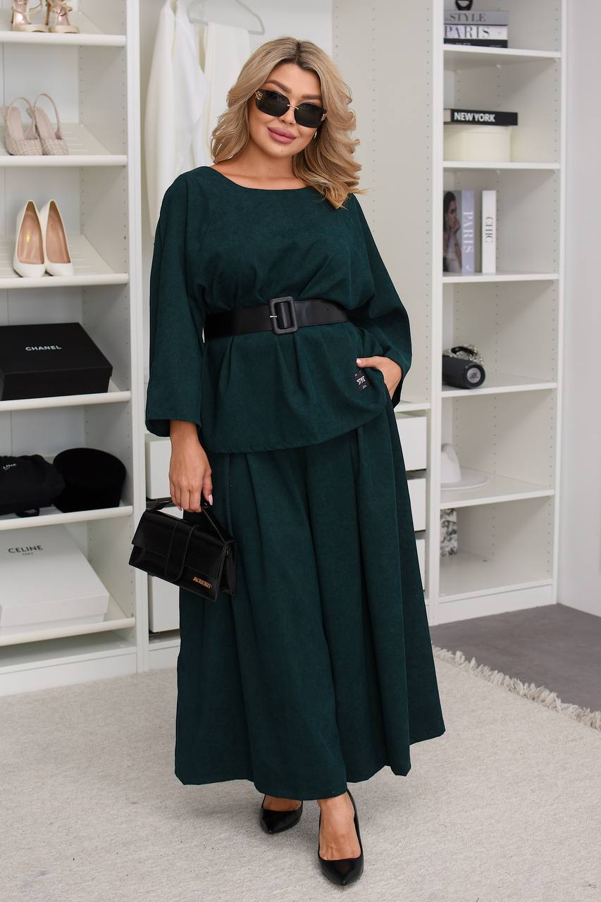 Стильний костюм
▪️Тканина: вельвет
Пояс  окремо ціна 40 грн
Костюм складається з двох предметів – вільного верху та широких штанів. Верх: це простора туніка із прямим кроєм та рукавами 3/4. Вона доповнена чорним ременем на талії з широкою пряжкою, що підкреслює силует і створює баланс між об'ємним верхом та фігурою.
Штани-кюлоти з високою посадкою та дуже широкими штанинами, які створюють ефект спідниці.