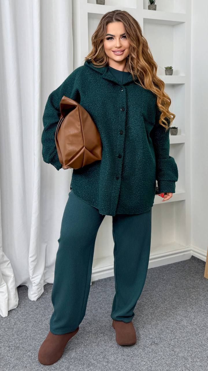 АКЦІЯ Костюм трійка
Тканина сорочки : баранчик на флісі .
Тканина костюма  : щільна ангора - рубчик  ( гарна розтяжність )
Довжина сорочки : 84 см .
Довжина рукава : 80 см. ( від горловини ) 
Довжина кофти : 68 см.
Довжина рукава : 72 см. ( від горловини )
Довжина штанів : 110 см 
Теплий костюм трійка на холодну погоду - сорочка + кофта + штани . Сорочка на ґудзиках , з капюшоном . Кофта  на манжеті , широкі штани  з високою посадкою , пояс на гумці , з бічними кишенями  .