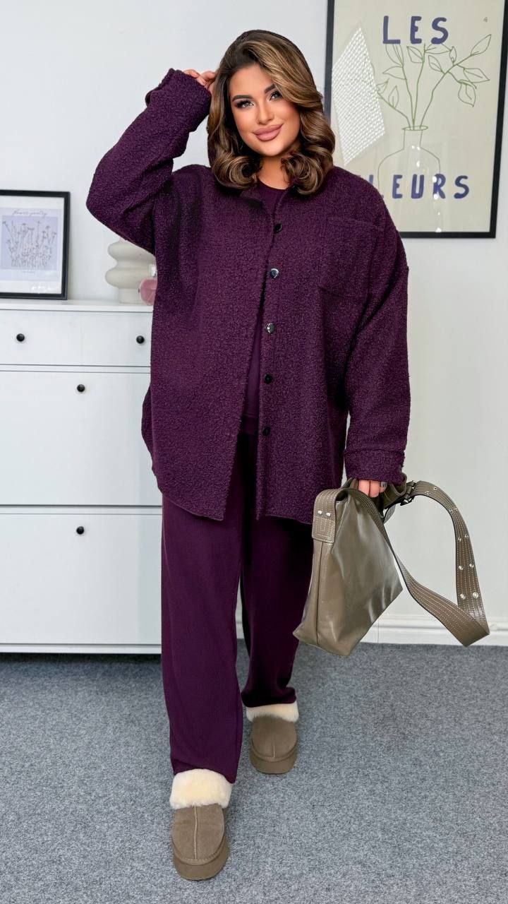 АКЦІЯ Костюм трійка
Тканина сорочки : баранчик на флісі .
Тканина костюма  : щільна ангора - рубчик  ( гарна розтяжність )
Довжина сорочки : 84 см .
Довжина рукава : 80 см. ( від горловини ) 
Довжина кофти : 68 см.
Довжина рукава : 72 см. ( від горловини )
Довжина штанів : 110 см 
Теплий костюм трійка на холодну погоду - сорочка + кофта + штани . Сорочка на ґудзиках , з капюшоном . Кофта  на манжеті , широкі штани  з високою посадкою , пояс на гумці , з бічними кишенями  .