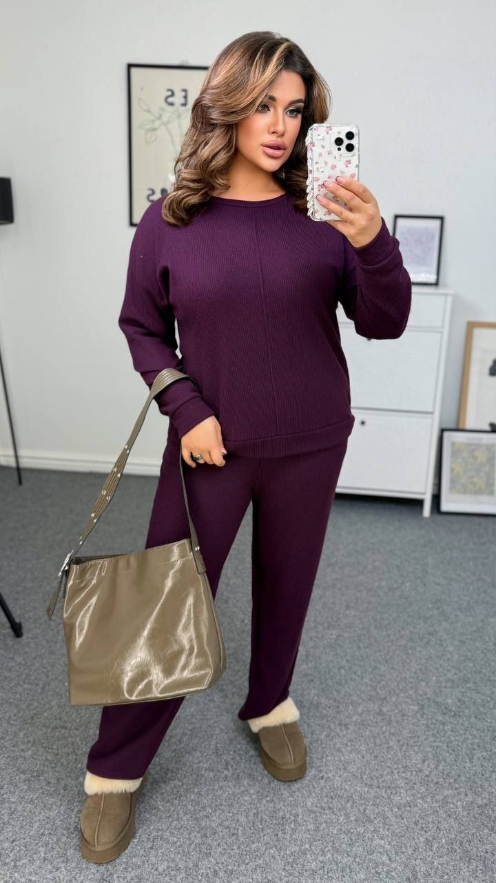 Костюм двійка
Тканина : щільна ангора - рубчик ( гарно тягнеться )
Довжина кофти  : 68 см .
Довжина рукава : 72 см .
Довжина штанів  : 110 см. 
Теплий костюм на холодну пору - кофта + штани  . Кофта прямого покрою , на манжеті . Широкі штани з високою посадкою на гумці   .