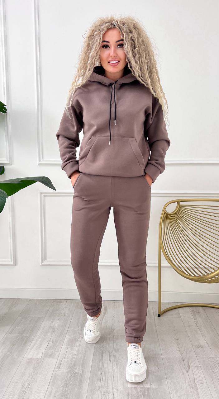 Костюм двійка худі + штани джогери 
Тканина : тринитка на флісі 
Кольори: чорний,кремовий, беж, темний шоколад, мокко, графіт, сірий меланж, смарагд, марсал