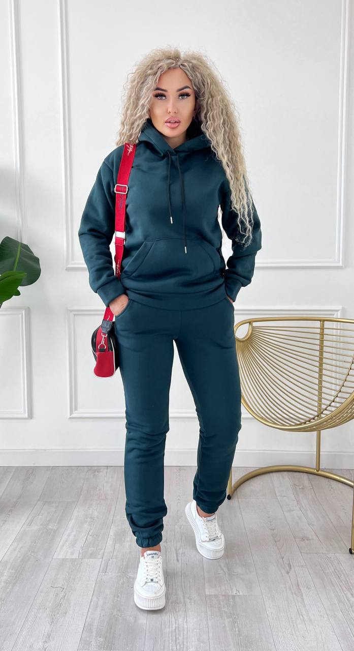 Костюм двійка худі + штани джогери 
Тканина : тринитка на флісі 
Кольори: чорний,кремовий, беж, темний шоколад, мокко, графіт, сірий меланж, смарагд, марсал