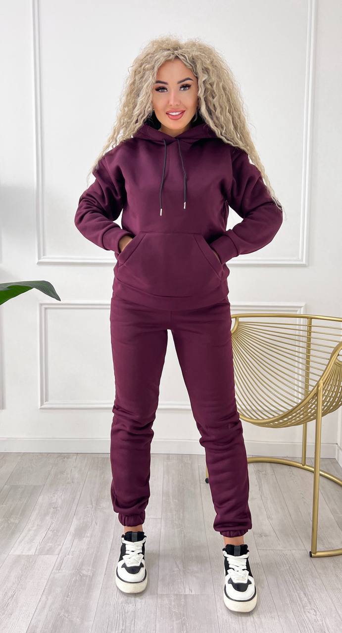 Костюм двійка худі + штани джогери 
Тканина : тринитка на флісі 
Кольори: чорний,кремовий, беж, темний шоколад, мокко, графіт, сірий меланж, смарагд, марсал