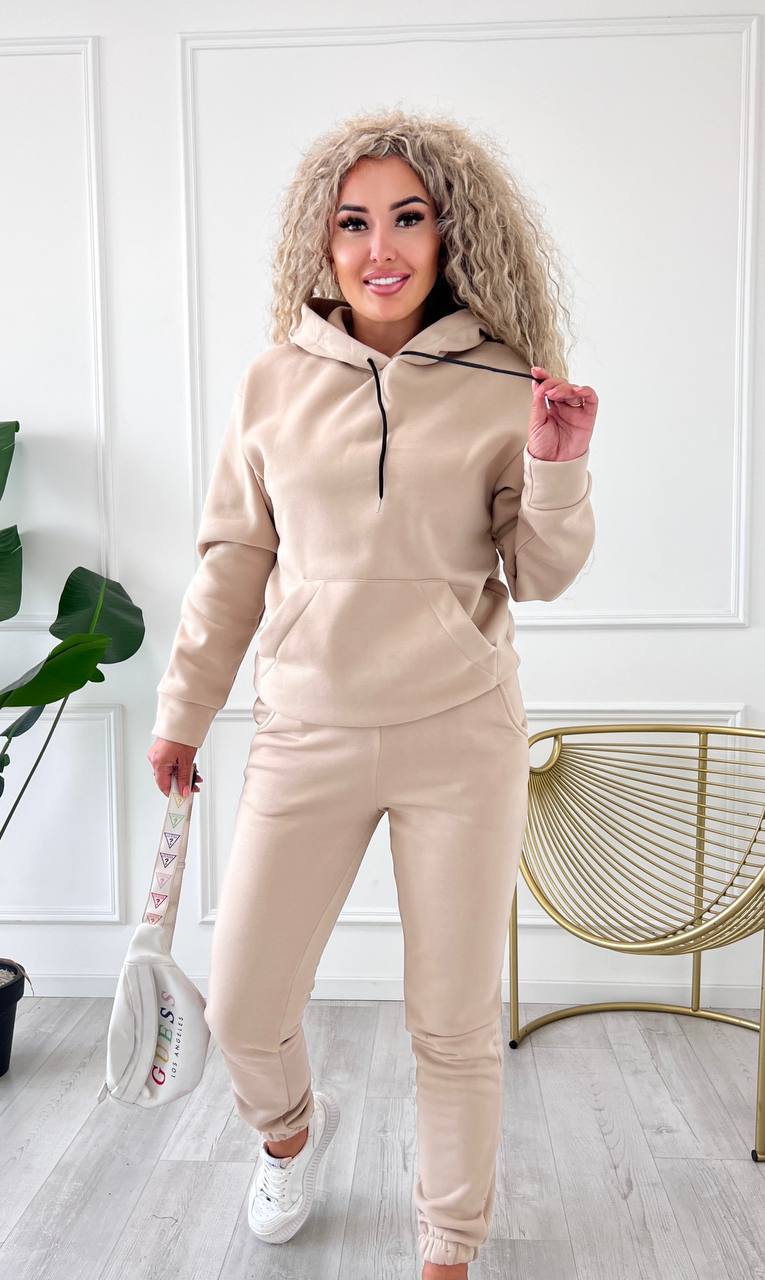 Костюм двійка худі + штани джогери 
Тканина : тринитка на флісі 
Кольори: чорний,кремовий, беж, темний шоколад, мокко, графіт, сірий меланж, смарагд, марсал