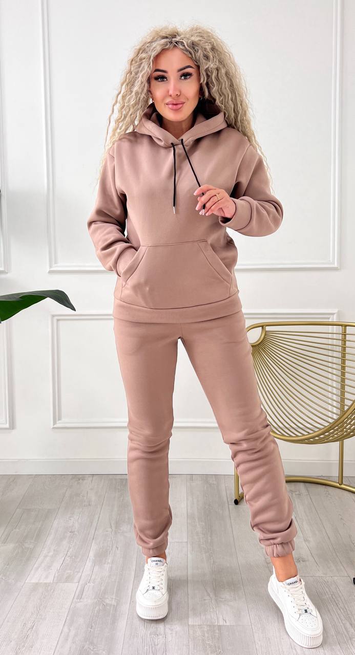 Костюм двійка худі + штани джогери 
Тканина : тринитка на флісі 
Кольори: чорний,кремовий, беж, темний шоколад, мокко, графіт, сірий меланж, смарагд, марсал