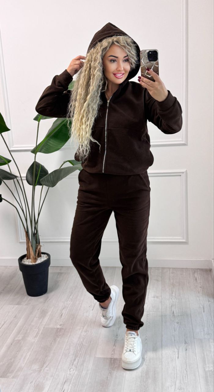 Костюм 
Тканина полар фліс 
Кофта з капюшоном на змійці, з боків кишені. Джогери з кишенями на резинці.
Теплий, зручний, стильний костюм у найтрендовіших кольорах 😍