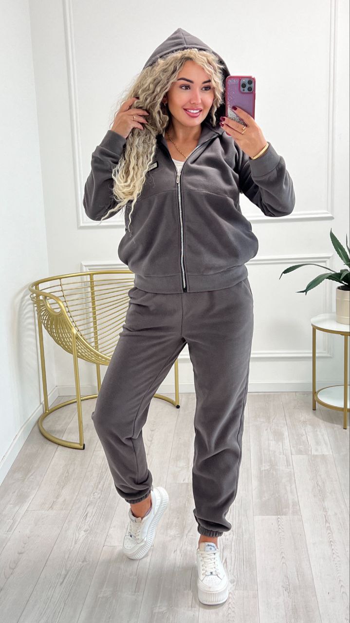 Костюм 
Тканина полар фліс 
Кофта з капюшоном на змійці, з боків кишені. Джогери з кишенями на резинці.
Теплий, зручний, стильний костюм у найтрендовіших кольорах 😍