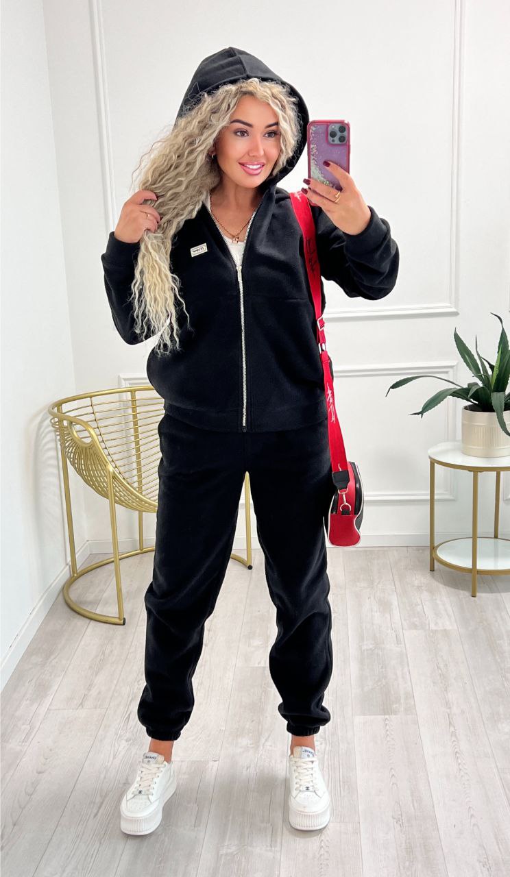 Костюм 
Тканина полар фліс 
Кофта з капюшоном на змійці, з боків кишені. Джогери з кишенями на резинці.
Теплий, зручний, стильний костюм у найтрендовіших кольорах 😍