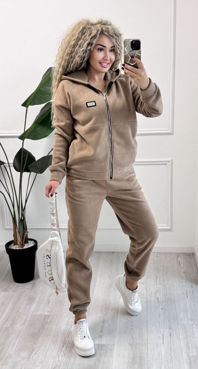 Костюм 
Тканина полар фліс 
Кофта з капюшоном на змійці, з боків кишені. Джогери з кишенями на резинці.
Теплий, зручний, стильний костюм у найтрендовіших кольорах 😍