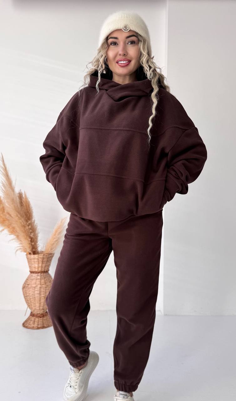 Костюм двійка фасону ( оверсайз) 
З закритою горловиною, має бокові квашені на худі, штани джогери на резинці 
Тканина: щільний фліс полар гарної якості дуже теплий 
Кольори : шоколад, чорний, моко, бежевий, вишневий, смарагдовий, графітовий