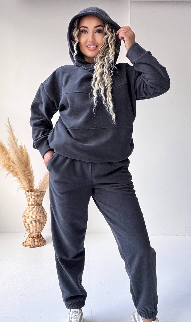 Костюм двійка фасону ( оверсайз) 
З закритою горловиною, має бокові квашені на худі, штани джогери на резинці 
Тканина: щільний фліс полар гарної якості дуже теплий 
Кольори : шоколад, чорний, моко, бежевий, вишневий, смарагдовий, графітовий