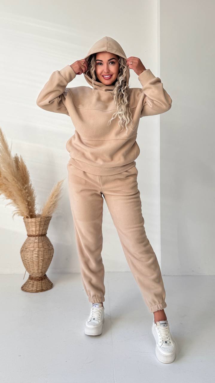 Костюм двійка фасону ( оверсайз) 
З закритою горловиною, має бокові квашені на худі, штани джогери на резинці 
Тканина: щільний фліс полар гарної якості дуже теплий 
Кольори : шоколад, чорний, моко, бежевий, вишневий, смарагдовий, графітовий