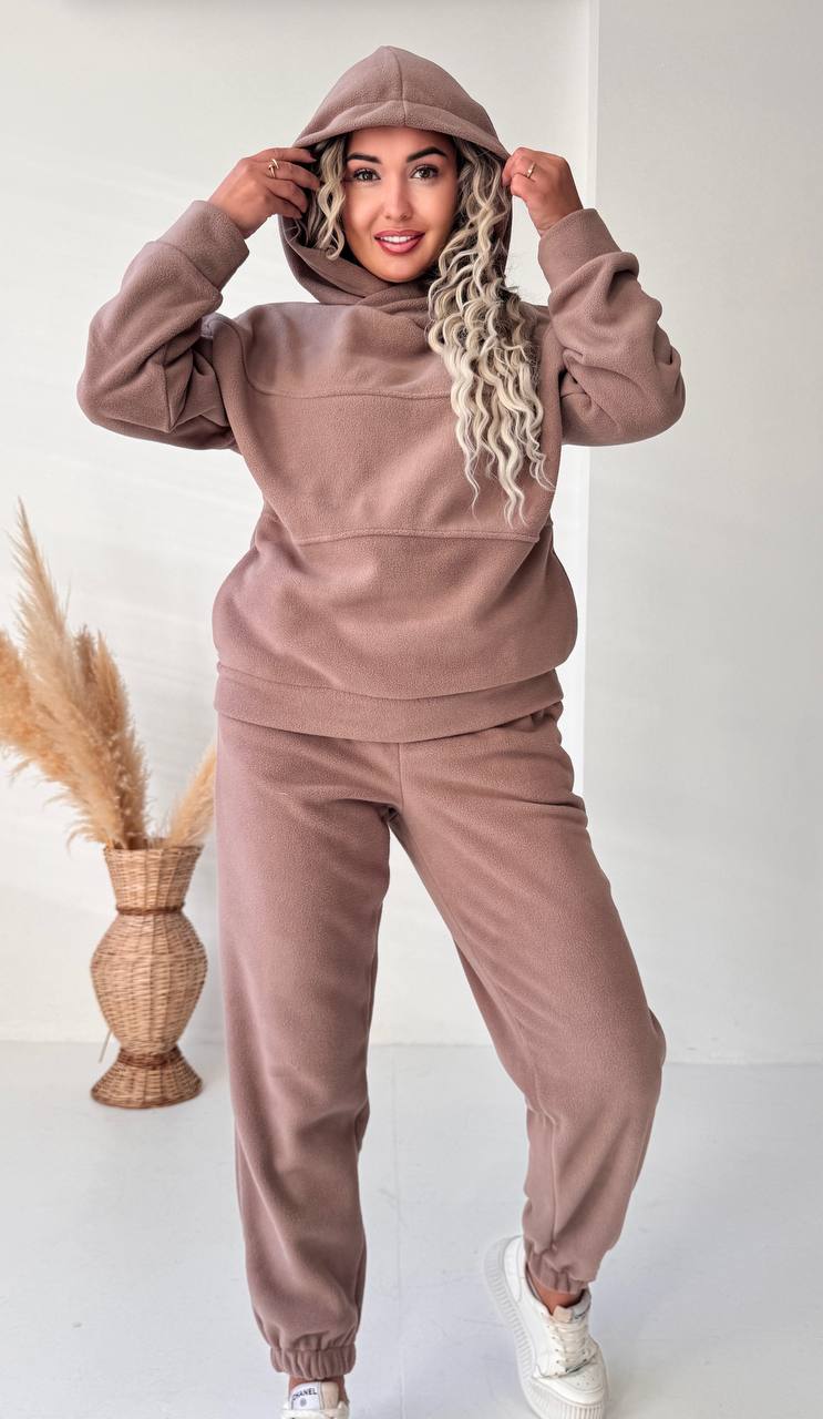 Костюм двійка фасону ( оверсайз) 
З закритою горловиною, має бокові квашені на худі, штани джогери на резинці 
Тканина: щільний фліс полар гарної якості дуже теплий 
Кольори : шоколад, чорний, моко, бежевий, вишневий, смарагдовий, графітовий