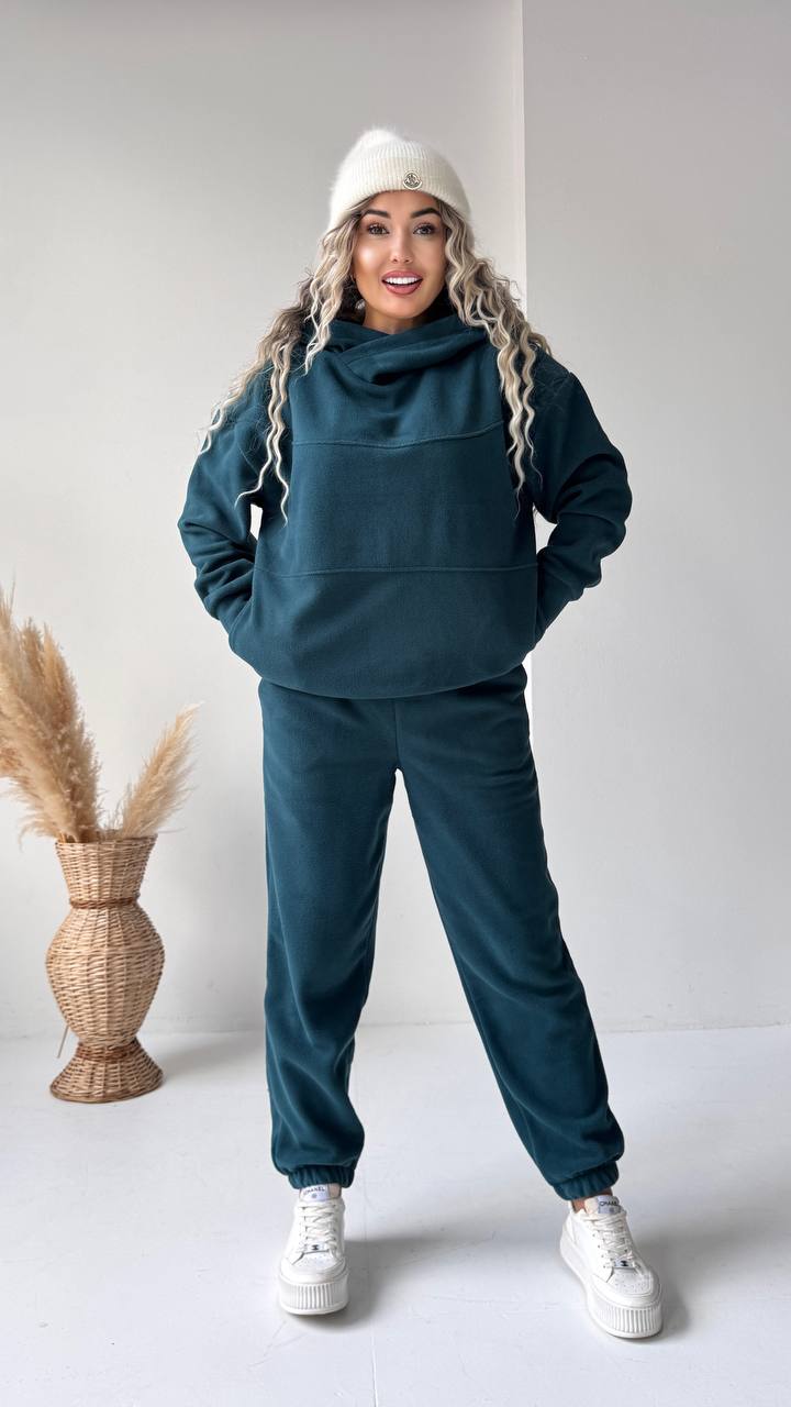 Костюм двійка фасону ( оверсайз) 
З закритою горловиною, має бокові квашені на худі, штани джогери на резинці 
Тканина: щільний фліс полар гарної якості дуже теплий 
Кольори : шоколад, чорний, моко, бежевий, вишневий, смарагдовий, графітовий