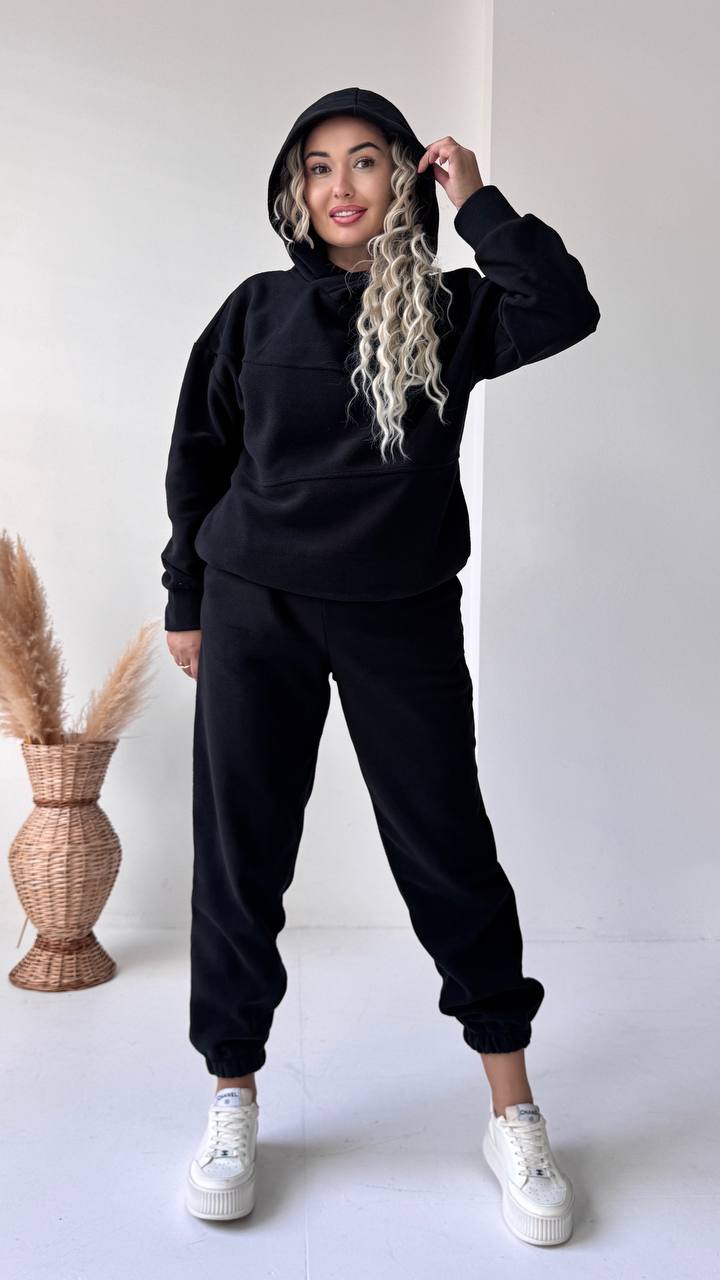 Костюм двійка фасону ( оверсайз) 
З закритою горловиною, має бокові квашені на худі, штани джогери на резинці 
Тканина: щільний фліс полар гарної якості дуже теплий 
Кольори : шоколад, чорний, моко, бежевий, вишневий, смарагдовий, графітовий