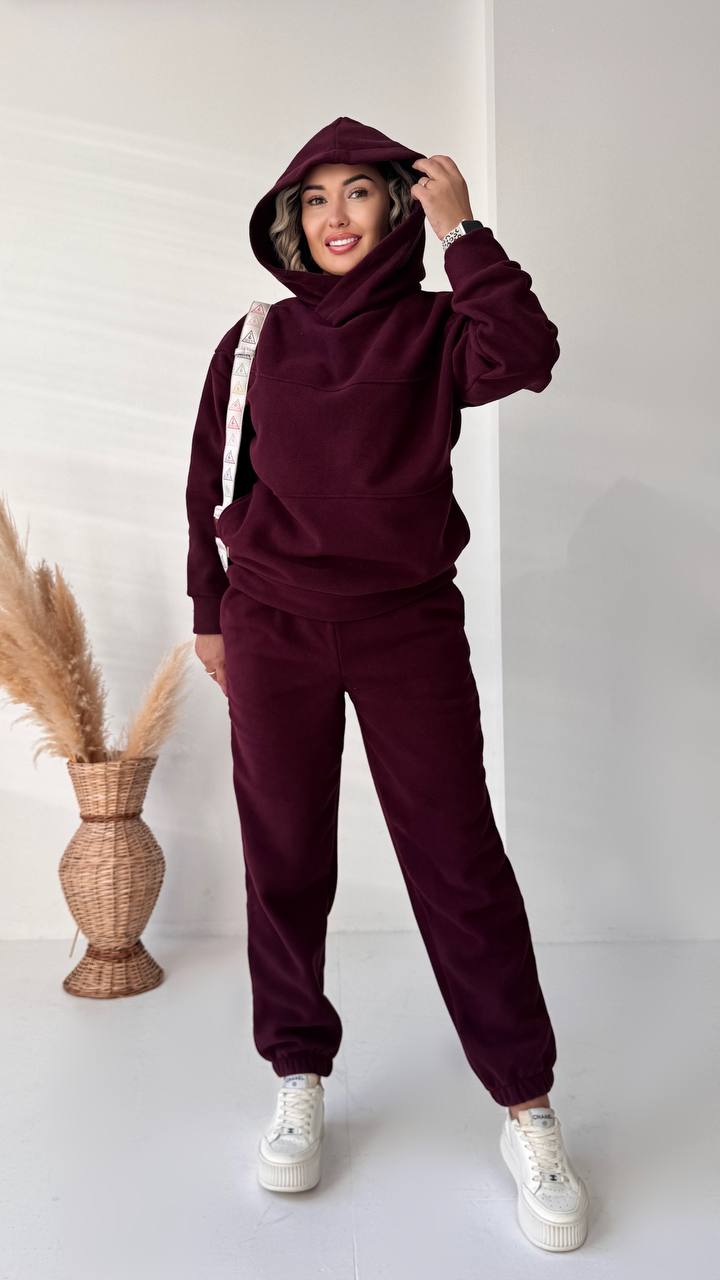 Костюм двійка фасону ( оверсайз) 
З закритою горловиною, має бокові квашені на худі, штани джогери на резинці 
Тканина: щільний фліс полар гарної якості дуже теплий 
Кольори : шоколад, чорний, моко, бежевий, вишневий, смарагдовий, графітовий