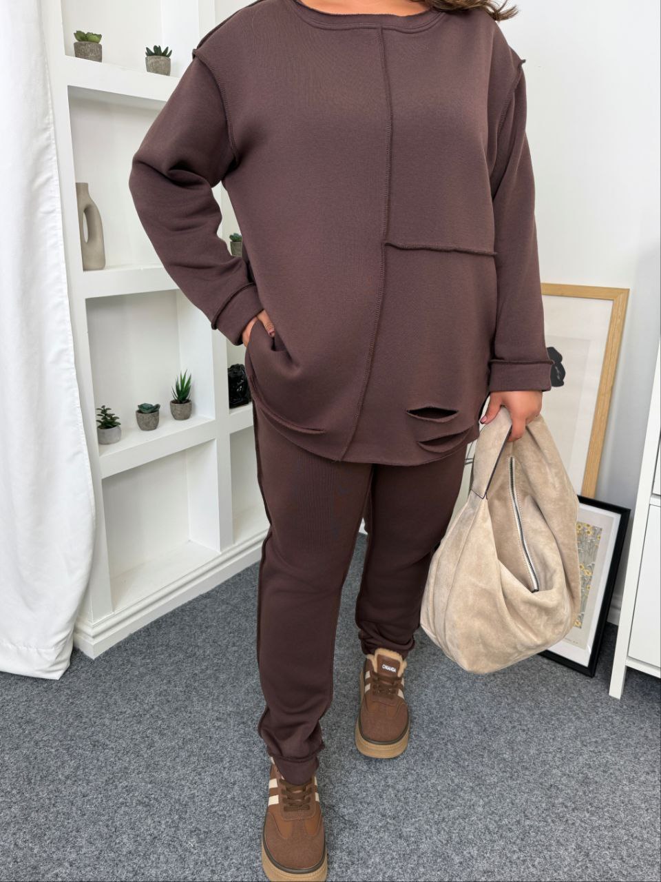 Осінньо-зимовий теплий спортивний костюм. Теплий світшот, без каптуру, з декоративними швами назовні. Штани з кишенями, на поясі гумка, знизу манжета. Тканина тринитка на флісі, тканина трохи тягнеться.
