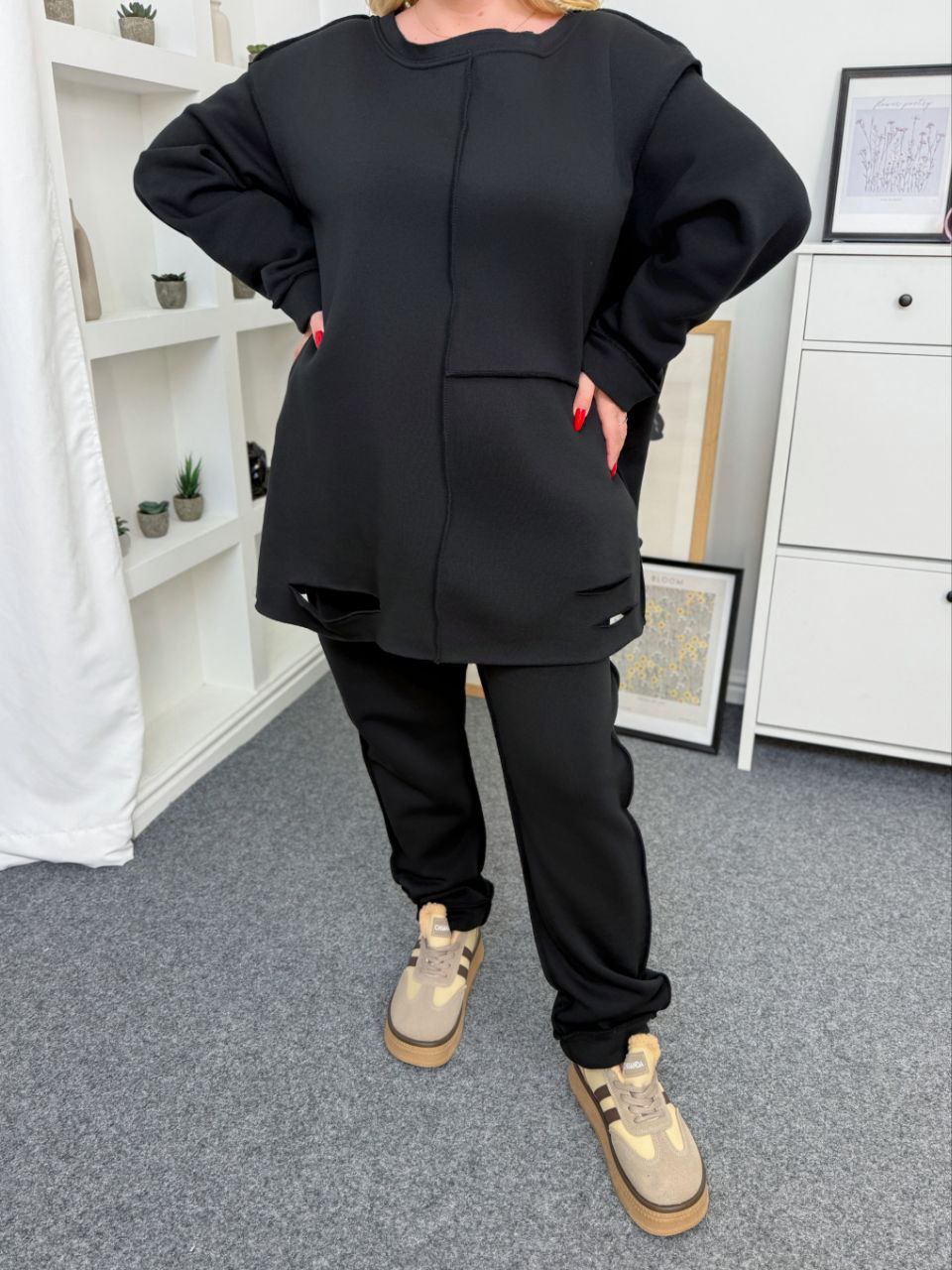 Осінньо-зимовий теплий спортивний костюм. Теплий світшот, без каптуру, з декоративними швами назовні. Штани з кишенями, на поясі гумка, знизу манжета. Тканина тринитка на флісі, тканина трохи тягнеться.