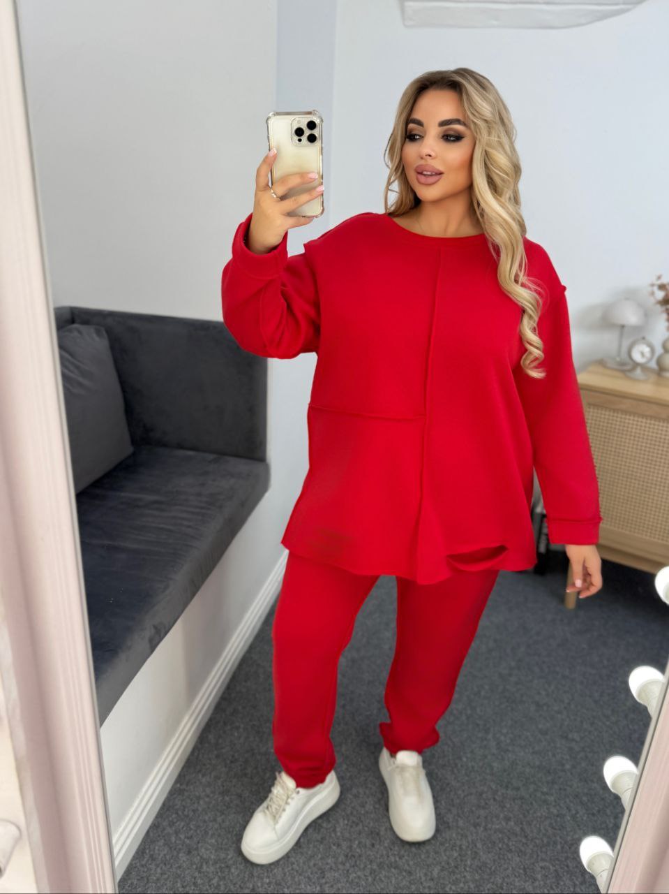 Осінньо-зимовий теплий спортивний костюм. Теплий світшот, без каптуру, з декоративними швами назовні. Штани з кишенями, на поясі гумка, знизу манжета. Тканина тринитка на флісі, тканина трохи тягнеться.