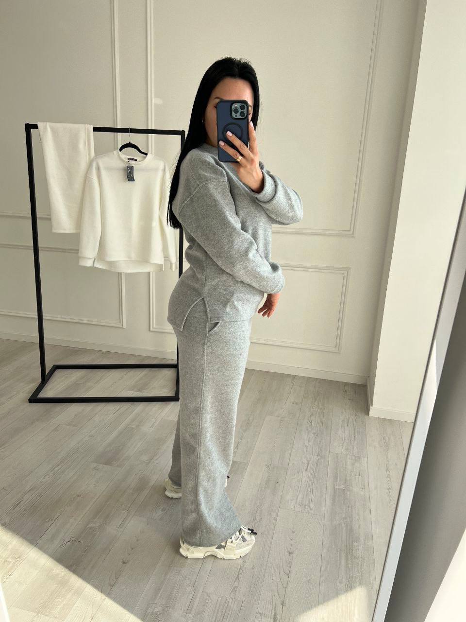 Неймовірно гарний , а головне якісний костюм 
Тканина : Ангора вʼязка Туреччина .Преміум якості 🫶
Трендові штани Палацо🔆
Класична кофтинка 🔅