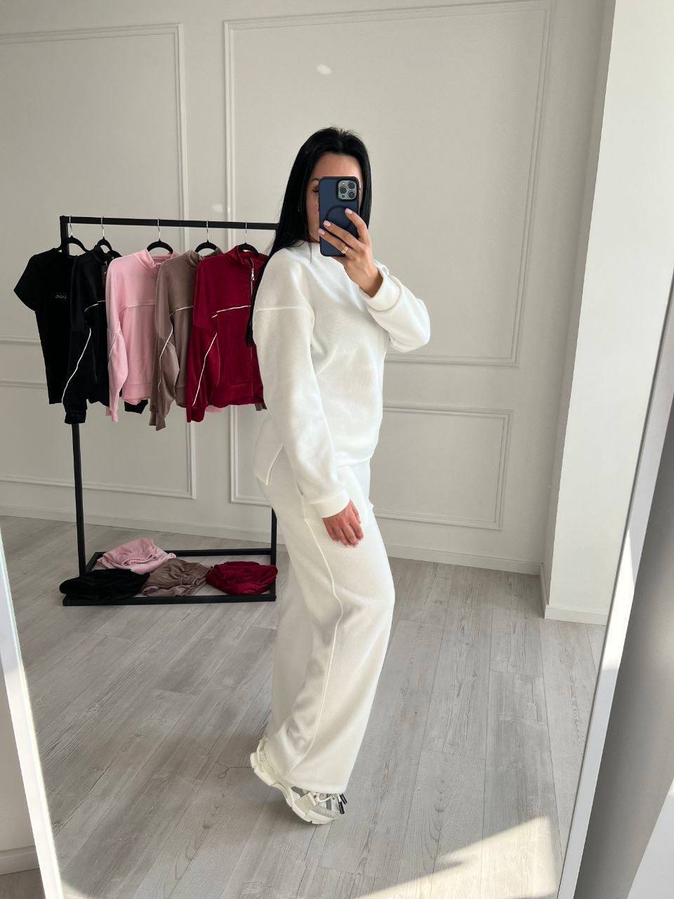 Неймовірно гарний , а головне якісний костюм 
Тканина : Ангора вʼязка Туреччина .Преміум якості 🫶
Трендові штани Палацо🔆
Класична кофтинка 🔅