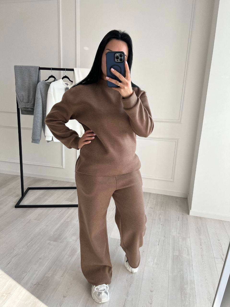 Неймовірно гарний , а головне якісний костюм 
Тканина : Ангора вʼязка Туреччина .Преміум якості 🫶
Трендові штани Палацо🔆
Класична кофтинка 🔅