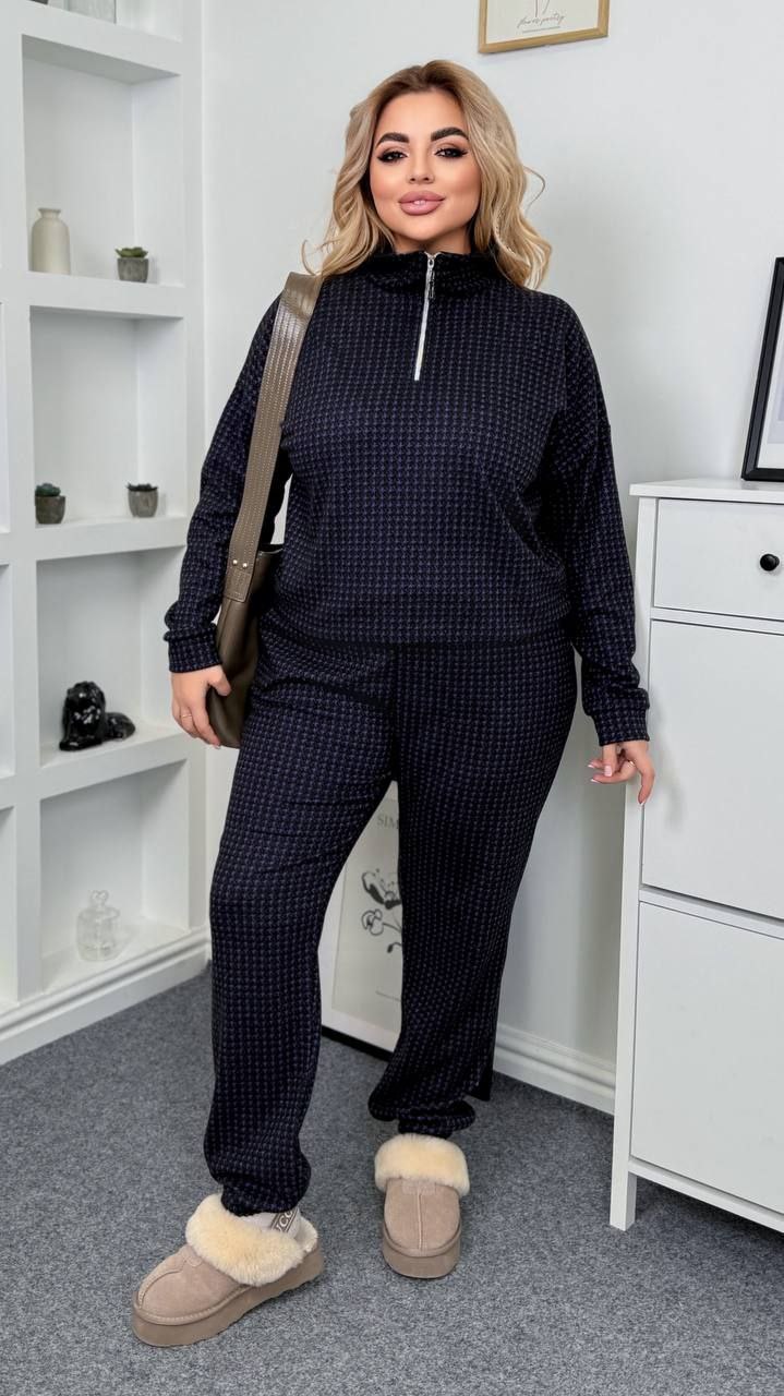 Костюм двійка
Тканина : ангора ( гарно тягнеться ) 
Довжина кофта : 75 см..
Довжина рукава : 78 см. ( від горловини )
Довжина штанів : 106 см. Теплий  костюм двійка . Кофта з коміром стійкою на блискавці , на гумці  . Штани з високою посадкою , пояс та низ на гумці .