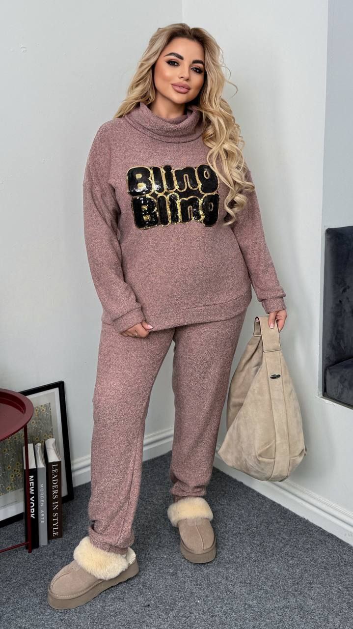 Костюм двійка
Тканина : ангора з начесом  ( гарно тягнеться ) 
Довжина кофта : 72 см..
Довжина рукава : 78 см. ( від горловини )
Довжина штанів : 106 см. Теплий  костюм двійка . Кофта з обʼємним коміром , на манжеті . Штани з високою посадкою , пояс на гумці .