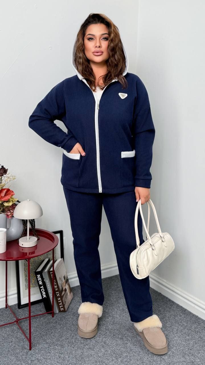 Костюм двійка
Тканина : вельвет на хутрі 
Довжина кофти : 76 см
Довжина рукава : 76 см 
Довжина штанів : 106 см. 
Теплий костюм на холодну пору . Стильна кофта  на блискавці , з капюшоном з переду кишені . Штани з високою посадкою , пояс на гумці  , бічні кишені .