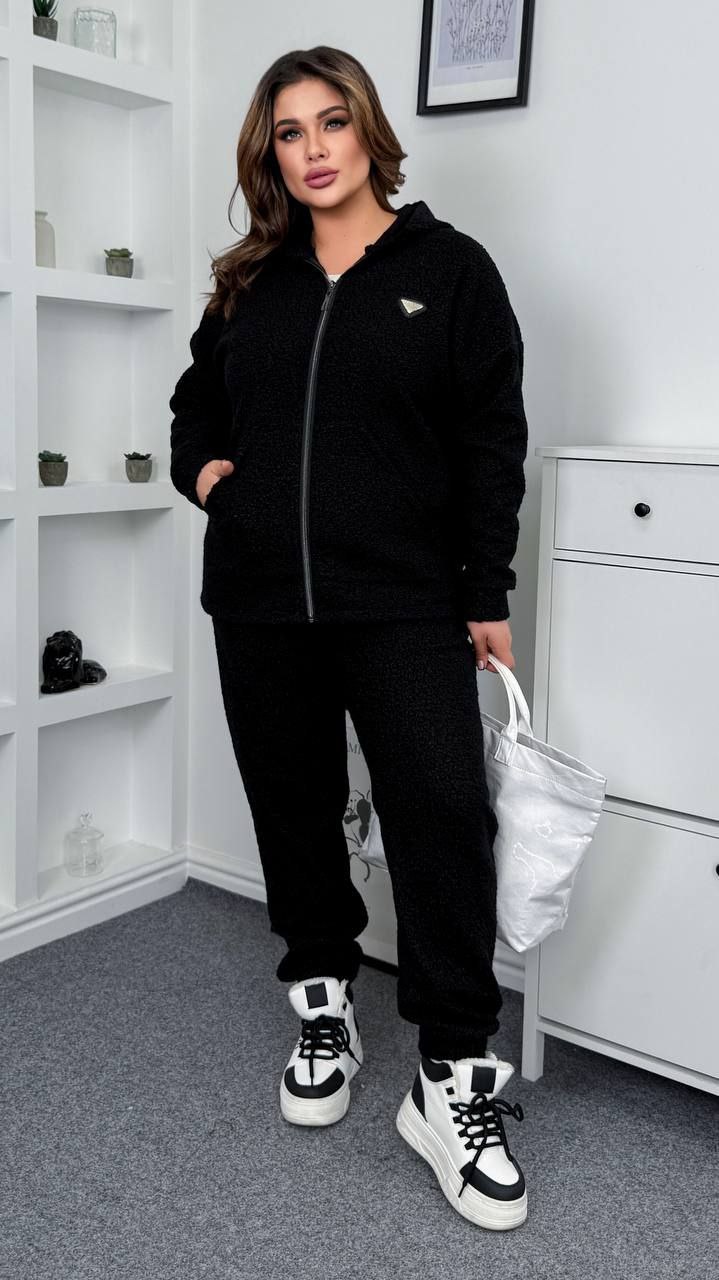 Костюм двійка
Тканина : баранчик на флісі  ( гарно тягнеться ) 
Довжина кофта : 72 см..
Довжина рукава : 78 см. ( від горловини )
Довжина штанів : 110 см. Теплий  , мягенький костюм двійка . Кофта з капюшоном, на блискавці , кишені кенгуру . Штани з високою посадкою , пояс на гумці .