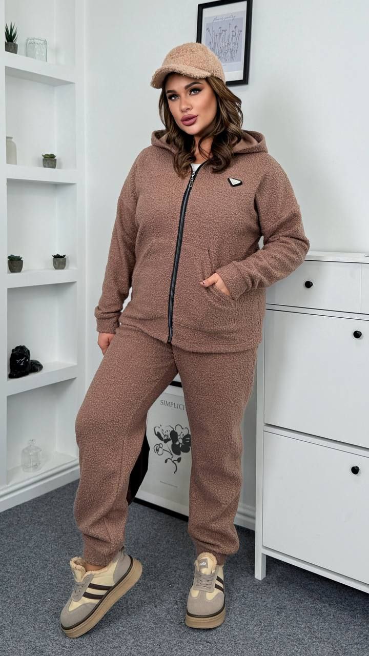 Костюм двійка
Тканина : баранчик на флісі  ( гарно тягнеться ) 
Довжина кофта : 72 см..
Довжина рукава : 78 см. ( від горловини )
Довжина штанів : 110 см. Теплий  , мягенький костюм двійка . Кофта з капюшоном, на блискавці , кишені кенгуру . Штани з високою посадкою , пояс на гумці .