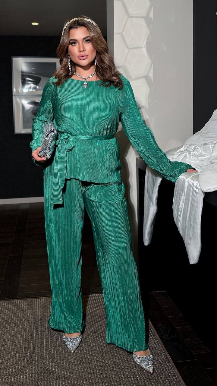 Костюм двійка
Тканина : шовк - плісер ( гарно тягнеться ) 
Довжина кофта : 73 см..
Довжина рукава : 72 см. 
Довжина штанів : 112 см. Святковий  костюм двійка . Штани з високою посадкою , пояс на гумці . Кофта прямого покрою з поясом .