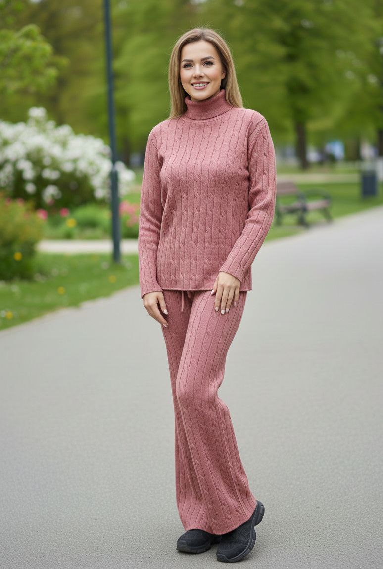 Костюм 
Стильний в’язаний костюм, який виглядає дорого й сидить бомбезно. М’яка машинна в’язка, комфортний оверсайз і ідеальна посадка