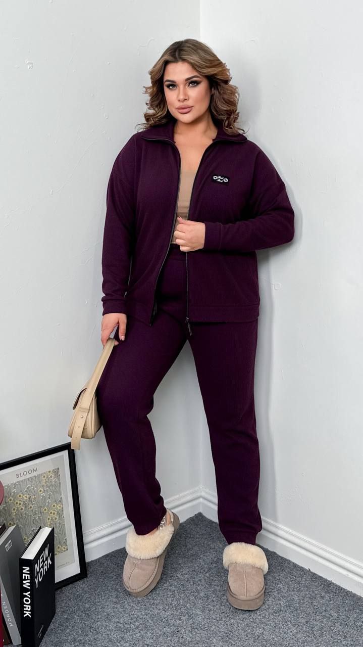 Костюм двійка
Тканина : ангора рубчик   ( гарно тягнеться ) 
Довжина кофта : 74 см..
Довжина рукава : 76 см. ( від горловини )
Довжина штанів : 106 см. Теплий костюм на холодну пору . Штани з високою посадкою , пояс на гумці , низ на манжеті . Кофта прямого покрою  , з стійкою , на блискавці  .