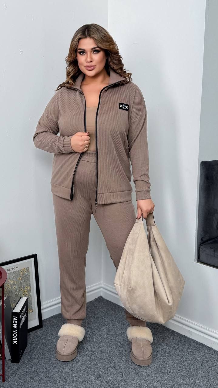 Костюм двійка
Тканина : ангора рубчик   ( гарно тягнеться ) 
Довжина кофта : 74 см..
Довжина рукава : 76 см. ( від горловини )
Довжина штанів : 106 см. Теплий костюм на холодну пору . Штани з високою посадкою , пояс на гумці , низ на манжеті . Кофта прямого покрою  , з стійкою , на блискавці  .