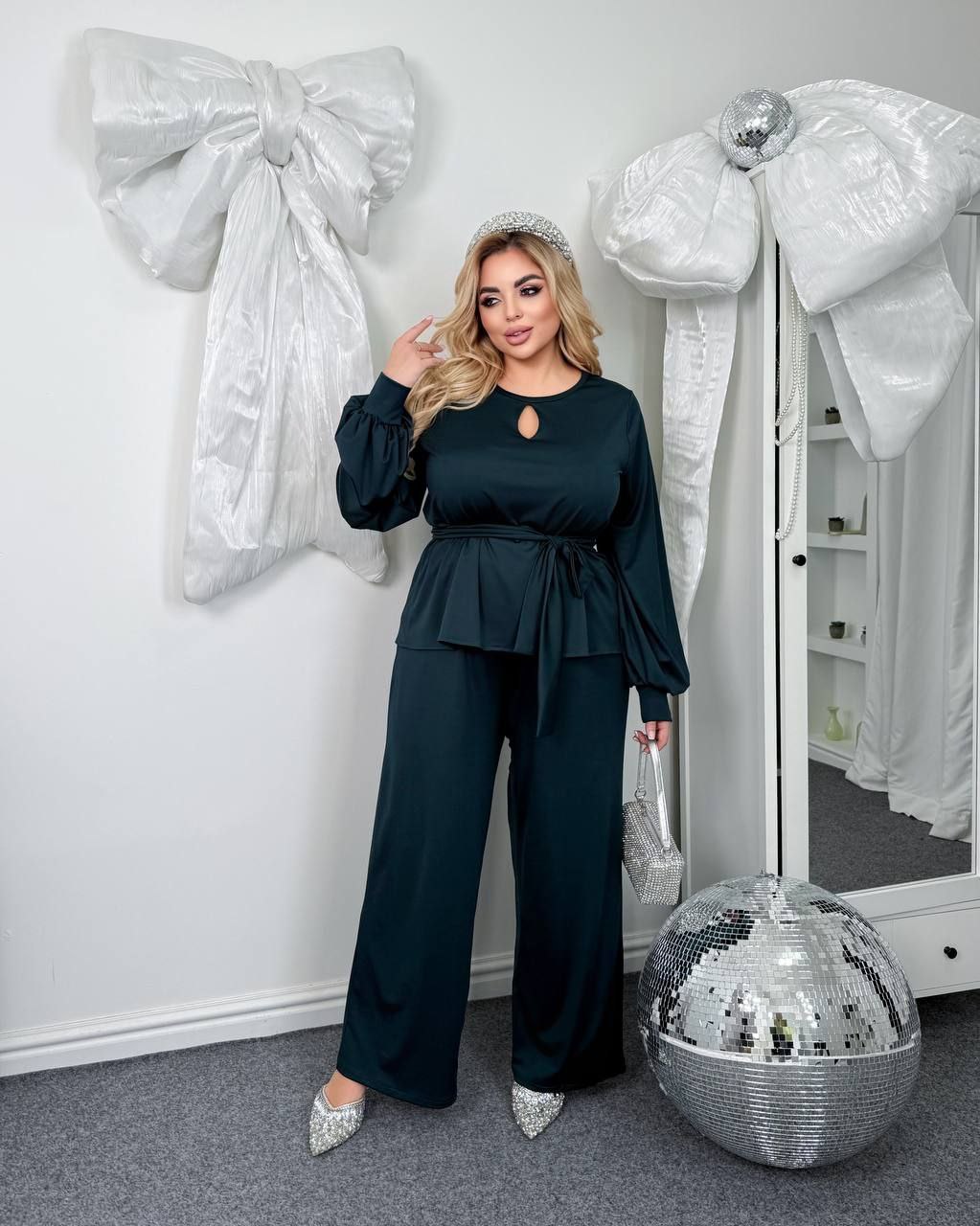 Костюм двійка
Тканина : мікро дайвінг ( гарно тягнеться ) 
Довжина кофта : 64 см..
Довжина рукава : 68 см. 
Довжина штанів : 110 см. Святковий  костюм двійка . Штани з високою посадкою , пояс на гумці . Кофта прямого покрою з поясом , рукав широкий  на манжеті .