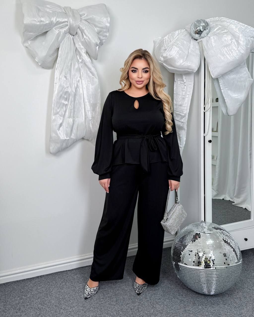 Костюм двійка
Тканина : мікро дайвінг ( гарно тягнеться ) 
Довжина кофта : 64 см..
Довжина рукава : 68 см. 
Довжина штанів : 110 см. Святковий  костюм двійка . Штани з високою посадкою , пояс на гумці . Кофта прямого покрою з поясом , рукав широкий  на манжеті .