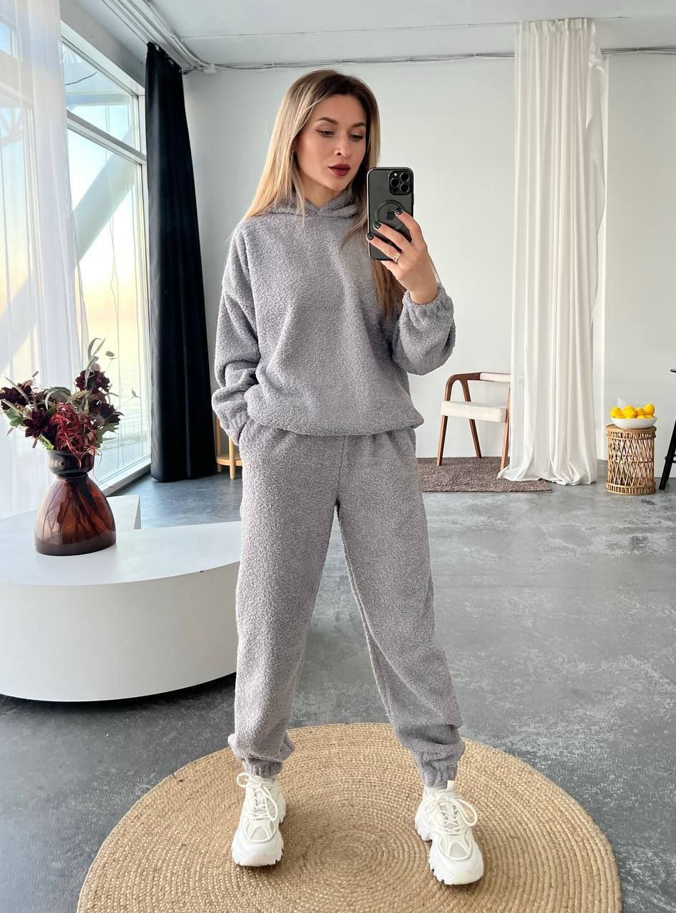 ♥️BLACK FRIDAY♥️
Теплий стильний костюм. 
Кофта з капюшоном, з боків на кулісці , штани з боковими кишенями, на резинці внизу
Тканина: баранець на флісі (Туреччина), дуже гарної якості.