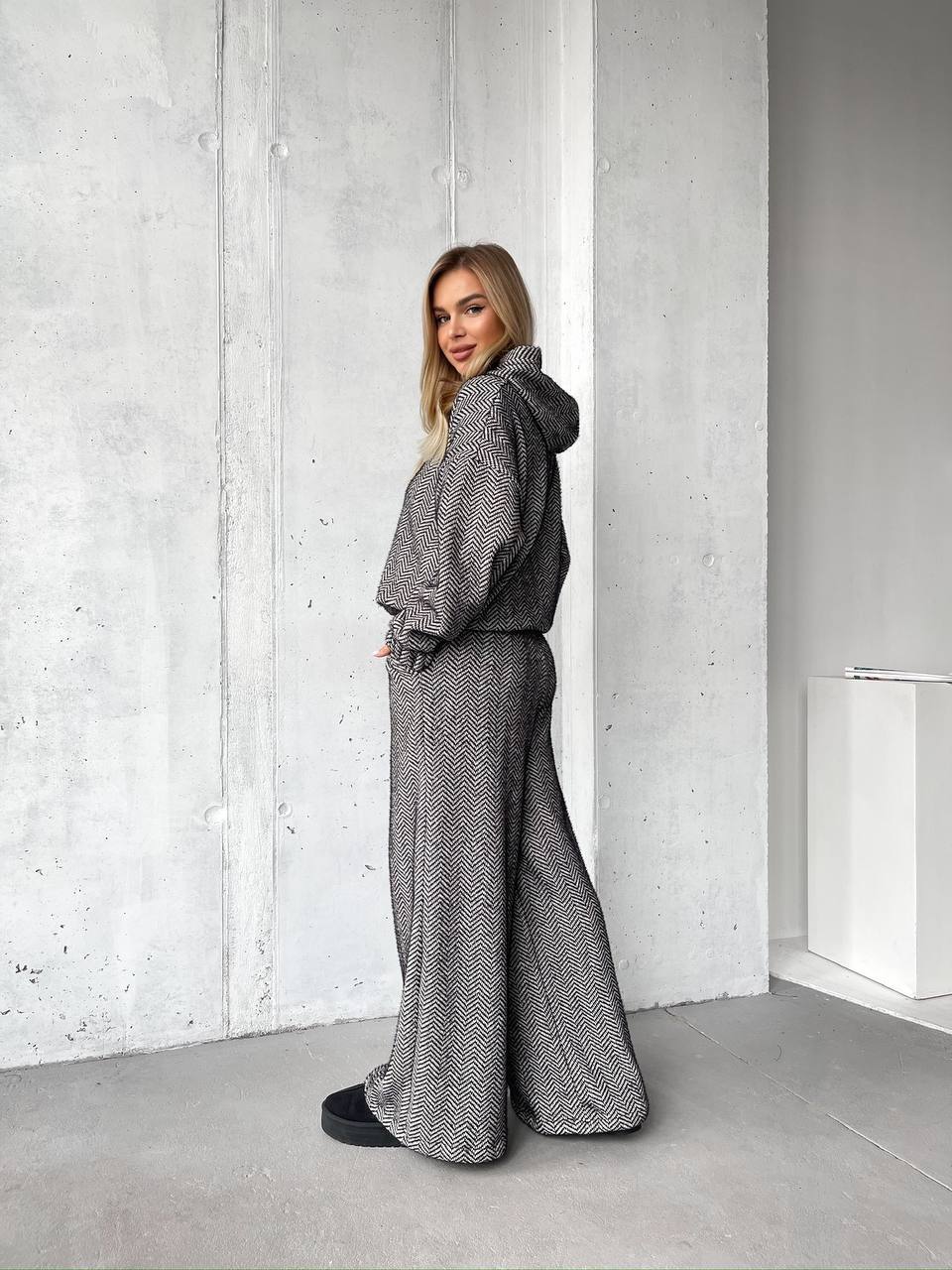 Теплий, ніжний та дуже зручний костюм з  капюшоном. Знизу регулюються за допомогою  куліски.
Штани палацо з кишенями, можна зробити джогерами
Тканина: альпака